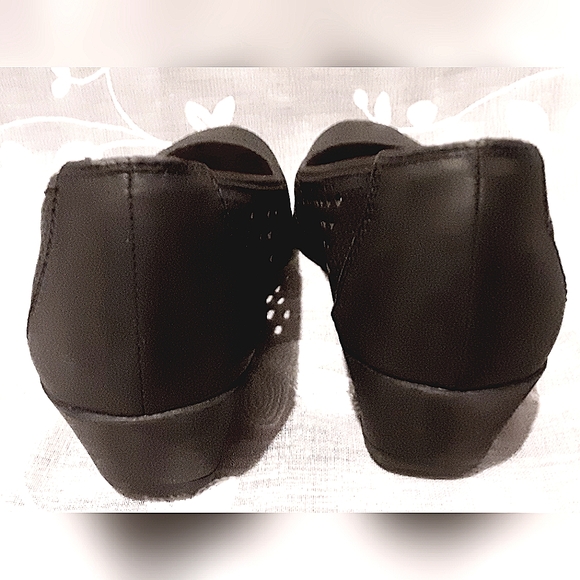 Naturalizer laser cut Leather low Heels Pumps - Picture 5 of 7